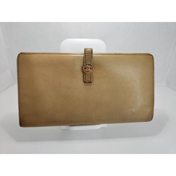 CHANEL Handbags - Chanel Vintage Beige Leather Wallet‎ Clutch Authentic CC Logo Snap Closure